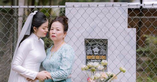 Cô dâu Vĩnh Long chụp ảnh bên ngôi mộ, phía sau là chuyện thắt lòng