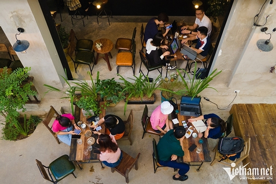 Khách gọi một ly cafe rồi 'cắm rễ' cả ngày, chủ quán có nên bịt ổ điện?
