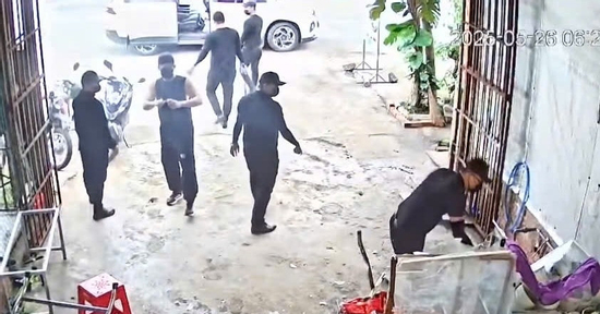 Nhóm côn đồ 7 người áo đen, đi ô tô xông vào đập phá tan hoang quán phở ở Đắk Lắk