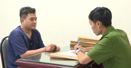 Vụ CSGT bám víu chới với sau yên xe máy: Bắt khẩn cấp tài xế