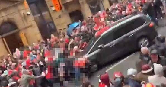 Người đàn ông lái xe ô tô đâm vào CĐV Liverpool tạo cảnh tượng kinh hoàng