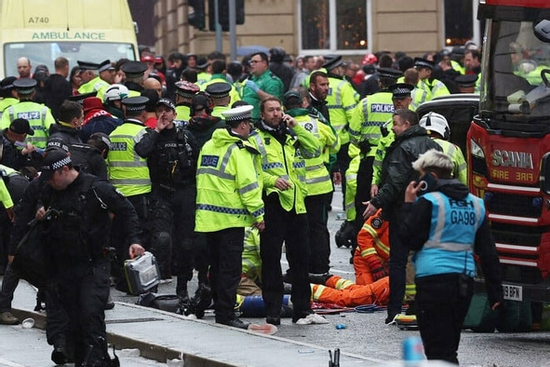 Vụ lao xe vào nhóm fan đội Liverpool: Gần 50 người bị thương, bắt giữ nghi can