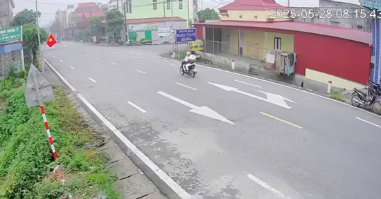 Bé trai 3 tuổi tuột tay bố, băng qua đường bị xe tải đâm tử vong