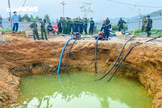Danh tính người đi xe máy lao xuống 'hố tử thần’ sâu 10m