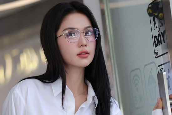 Ngọc Trinh diện sơ mi trắng kết hợp chân váy đen đơn giản lại được khen nức nở