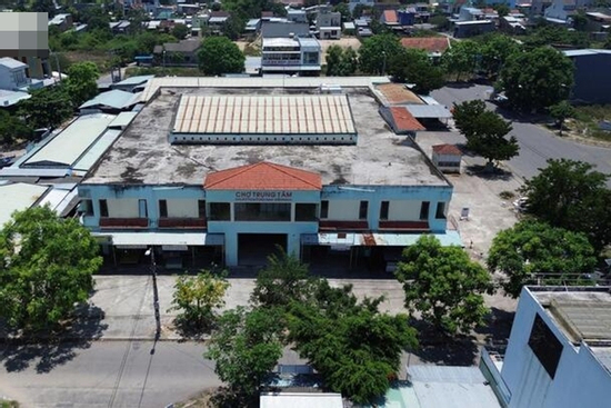 Giá thuê mặt bằng ở chợ đột ngột tăng vọt, hàng trăm tiểu thương điêu đứng