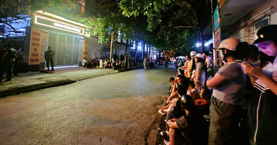 Nửa đêm, người hiếu kỳ vẫn tập trung theo dõi vụ người phụ nữ tử vong tại phòng khám tư
