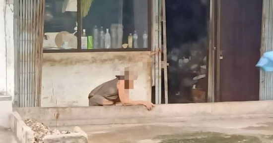 Phát hiện cụ bà 76 tuổi ăn xốp, sống một mình trong căn nhà đầy rác