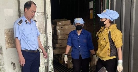 Thu giữ 370 kg chân gà đông lạnh, không rõ nguồn gốc xuất xứ