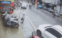 Xe điên tông hàng loạt xe máy ở Sapa, 1 cháu bé tử vong