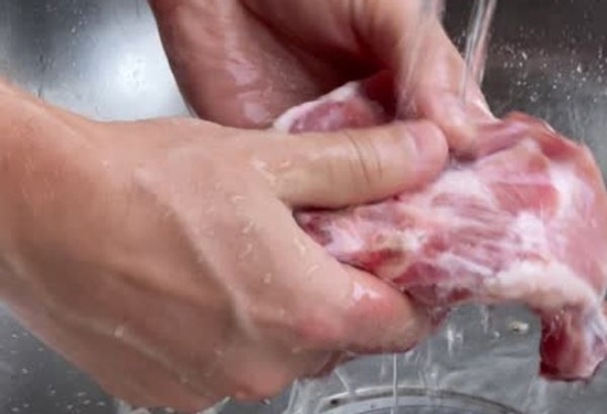 Thịt, cá mua từ siêu thị về có cần rửa lại không? Chuyên gia cảnh báo