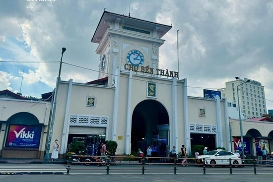 Bóc trần chợ hàng nhái trung tâm TP.HCM: Vì sao biết hàng giả nhưng khách vẫn mua?