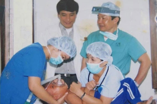 Bác sĩ tham gia ca mổ lịch sử tách cặp song sinh Việt - Đức qua đời