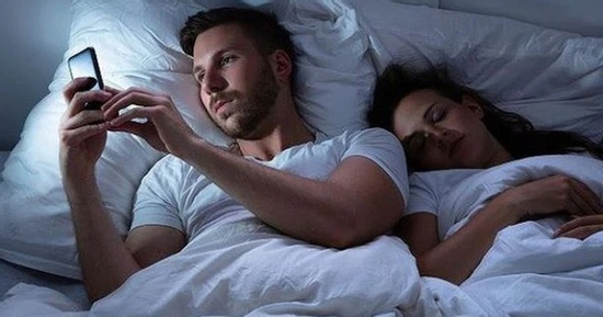 Choáng váng khi đọc được tin nhắn của chồng với một 'tài khoản chết'