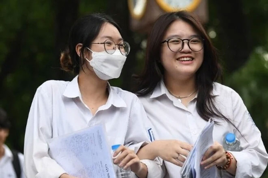 Giỏi tiếng Anh, nữ giới nên chọn ngành học gì để lương cao?