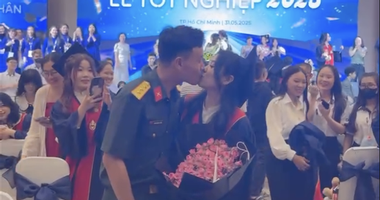 Màn cầu hôn “có một không hai” tại lễ tốt nghiệp đại học ở TP HCM