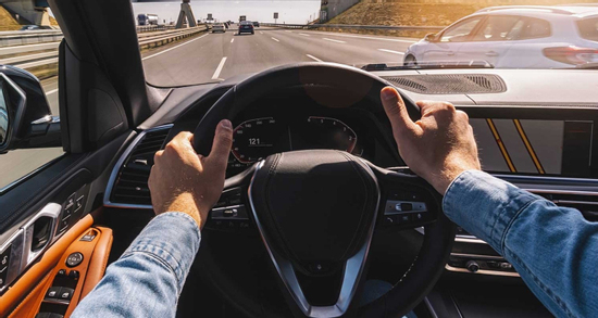 Chuyên gia cảnh báo: Cầm vô lăng sai cách có thể nguy hiểm hơn bạn tưởng