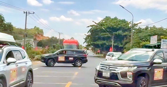 Điều tra vụ 2 ô tô chắn ngang quốc lộ để ‘mở đường’ cho đoàn xe doanh nhân