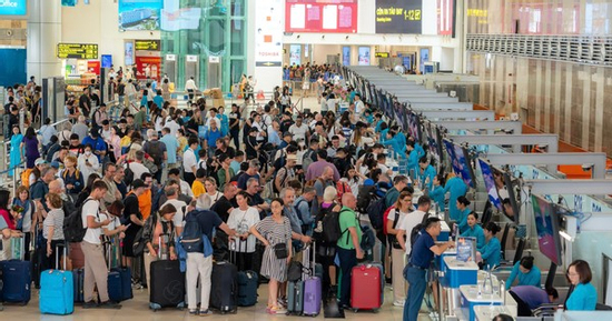 Gần 220.000 người đổ về sân bay Nội Bài, Tân Sơn Nhất hôm nay