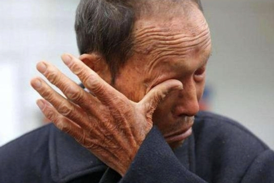 Giữa lúc vàng leo đỉnh, bố chồng mang đến một bọc đen to đùng lúc 12 đêm, con dâu vừa thấy đã nổi giận: 