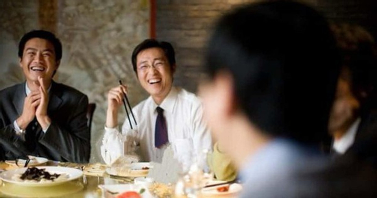 Sau bữa cơm, khách nói “để bạn tốn kém quá”, người thường đáp “không đáng bao nhiêu đâu”, người EQ cao trả lời khiến đối phương mát lòng