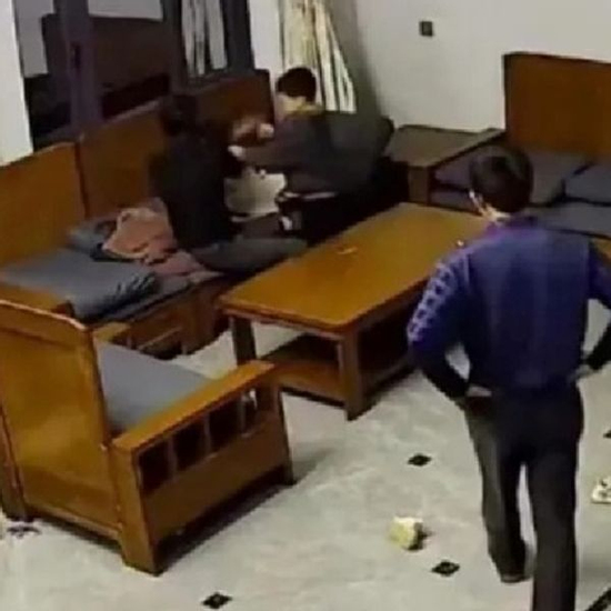 Chứng kiến cảnh bố mẹ chồng đánh đập dã man con gái, người phụ nữ đưa ra quyết định đau lòng