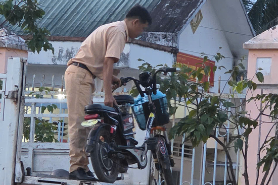 Công an và kiểm sát làm việc với mẹ nữ sinh tử vong ở Vĩnh Long