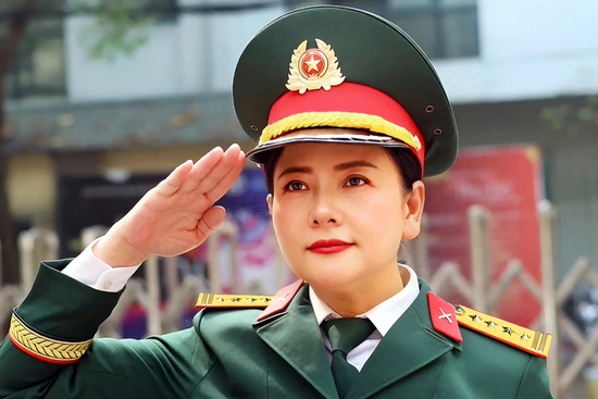 Nữ NSND mang quân hàm Đại tá gây sốt với bức ảnh mặc quân phục ở tuổi 56
