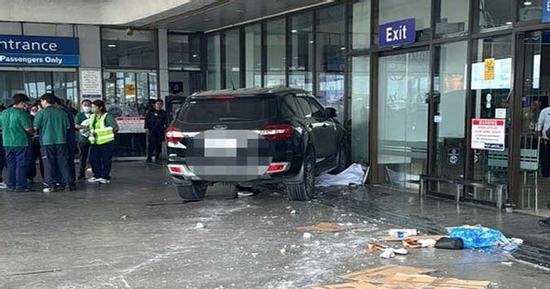 Ô tô lao vào giữa nhà ga sân bay khiến nhiều người thương vong: Cảnh tượng hỗn loạn tại hiện trường
