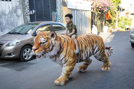 Chàng trai làm mô hình hổ sống động, xôn xao hẻm nhỏ TPHCM