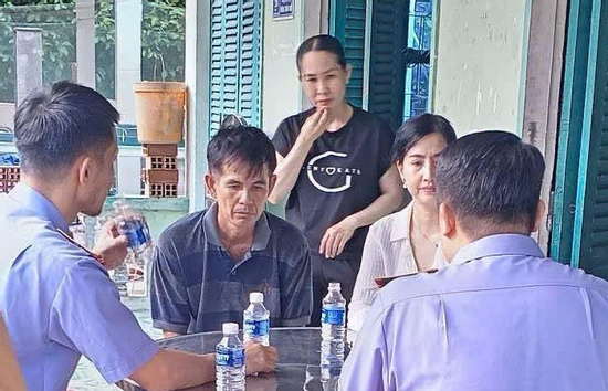 Cục điều tra VKSND tối cao đến tận nhà làm việc với mẹ nữ sinh ở Vĩnh Long