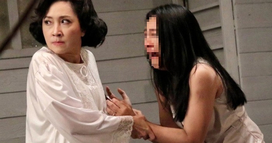 Hành động của mẹ chồng khi đưa con dâu đi đẻ khiến thông gia muối mặt với mọi người