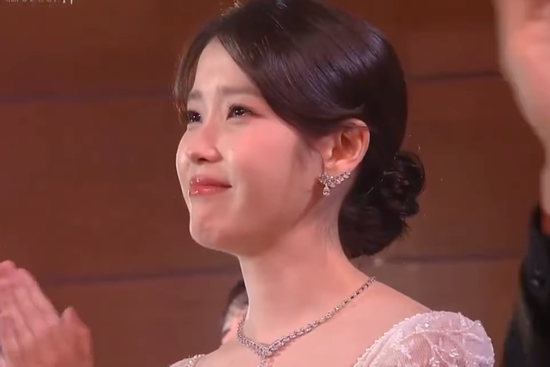 'Khi cuộc đời cho bạn quả quýt' thắng lớn, IU bật khóc ở Baeksang 2025