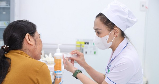 Mù mắt, nhiễm trùng vì 'thầy khoán' đắp lá trị bệnh zona