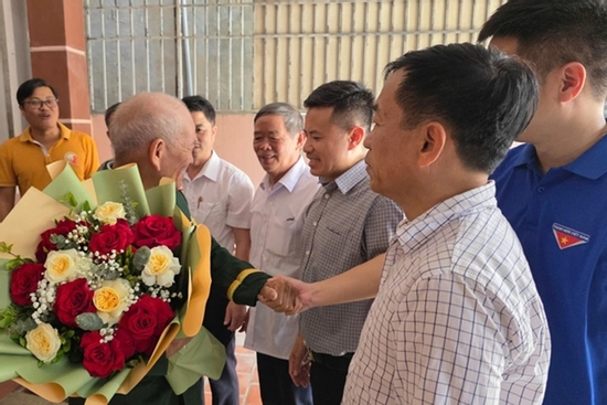 Ngày về của cựu binh đi xe máy vượt 1.300 km xem kỷ niệm 50 năm thống nhất nước