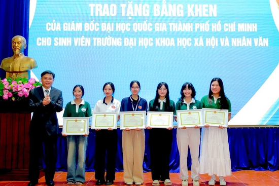 Tặng bằng khen cho 6 sinh viên giúp đỡ cựu chiến binh xem diễu binh 30/4 ở TPHCM