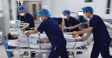 Bác sĩ 20 năm kinh nghiệm làm cấp cứu chia sẻ chuyện 'đủ tiền tạm ứng mới chữa'