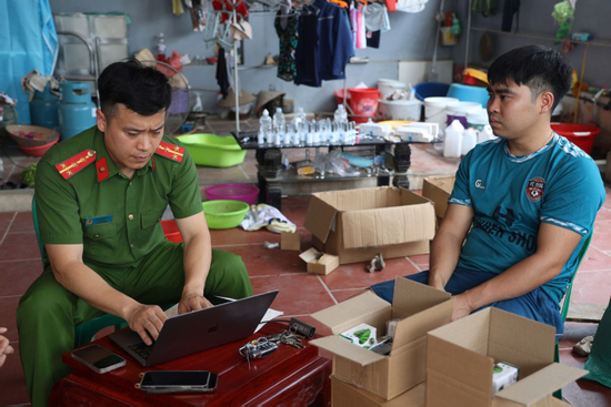 'Đánh sập' cơ sở sản xuất mỹ phẩm giả số lượng lớn ở Bắc Giang