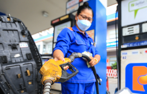 Giá xăng dầu giảm liên tiếp