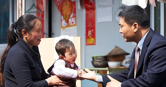 Làm bảo mẫu 10 năm cho nhà giám đốc, ngày từ chức, họ đưa tôi một chiếc túi lớn: Tưởng là tiền nhưng khi mở ra, tôi hoàn toàn sửng sốt