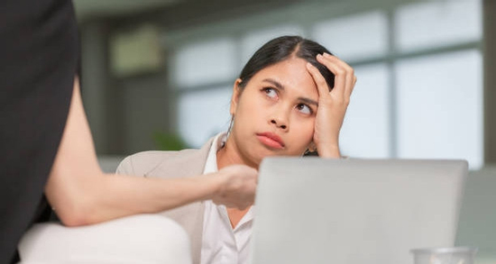 Đi ăn trưa, cô gái phát hiện chuyện không ngờ về nữ đồng nghiệp hay nói đạo lý