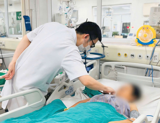 Người phụ nữ sốc nhiễm khuẩn nặng sau tiêm khớp vai tại phòng khám tư