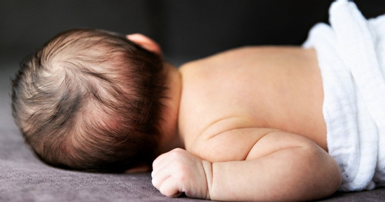 Mải dùng điện thoại, nữ y tá cắt nhầm ngón tay cái của trẻ sơ sinh