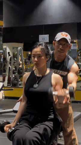 Angela Phương Trinh lộ khoảnh khắc hùng hục ở phòng gym để có body lực sĩ