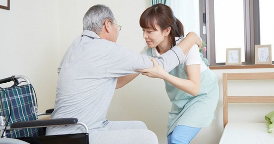 Không bệnh, không nghèo, vẫn tuyệt vọng: Người phụ nữ 20 năm làm giúp việc tiết lộ bi kịch của người già có tiền