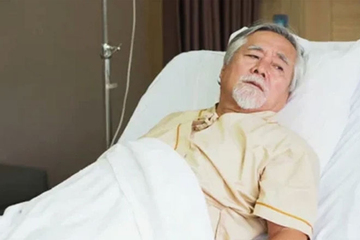Bố bỏ rơi tôi từ nhỏ nhưng khi bị tai biến lại cầu xin tôi đến chăm
