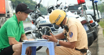 Ngậm ngùi mất tháng lương nếu ra đường quên một trong 3 loại giấy tờ này?