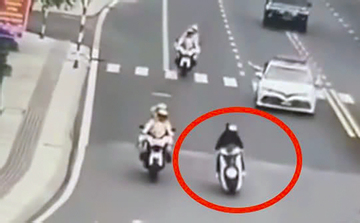 Tài xế xe SH ngang nhiên chen lấn, vượt lên đoàn xe ưu tiên