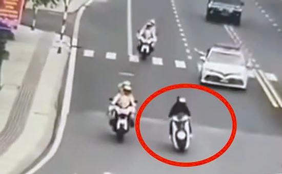 Tài xế xe SH ngang nhiên chen lấn, vượt lên đoàn xe ưu tiên