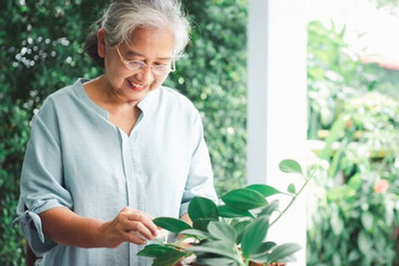 Không lương hưu, không phụ thuộc con cái, cụ bà 70 tuổi vẫn sống thảnh thơi và hạnh phúc nhờ chủ động làm một điều từ trẻ